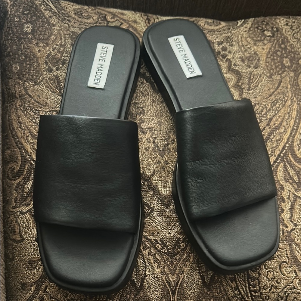 NWOT
Steve Madden Black Slide Sandals